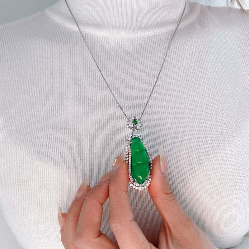 Collana con ciondolo portafortuna in giada ciano e fagiolo della fortuna