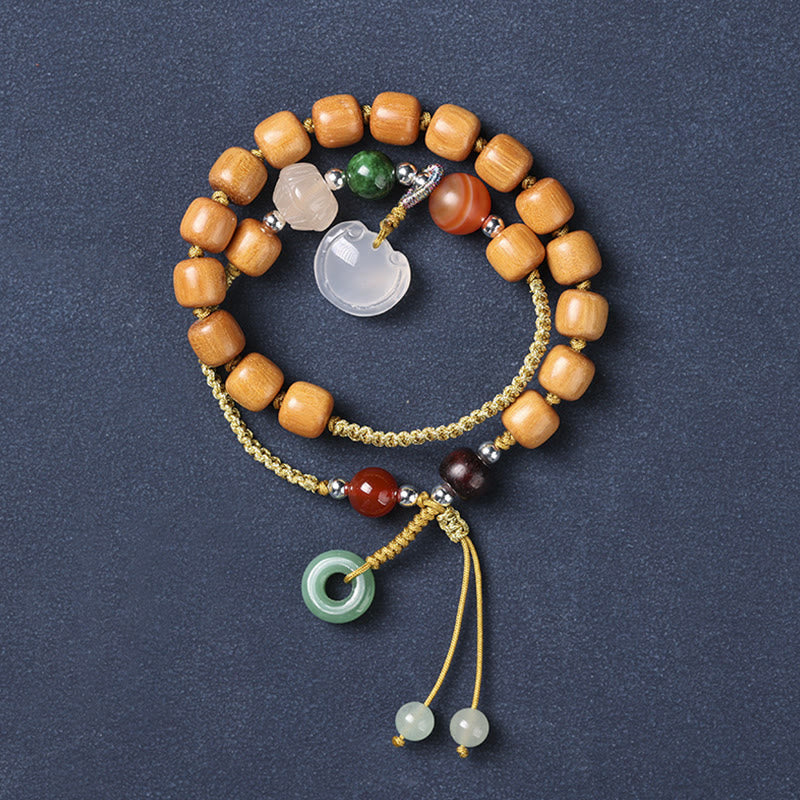 Braccialetto a doppio giro rilassante con fibbia della pace, ciondolo in legno di sandalo verde e calcedonio Buddha Stones
