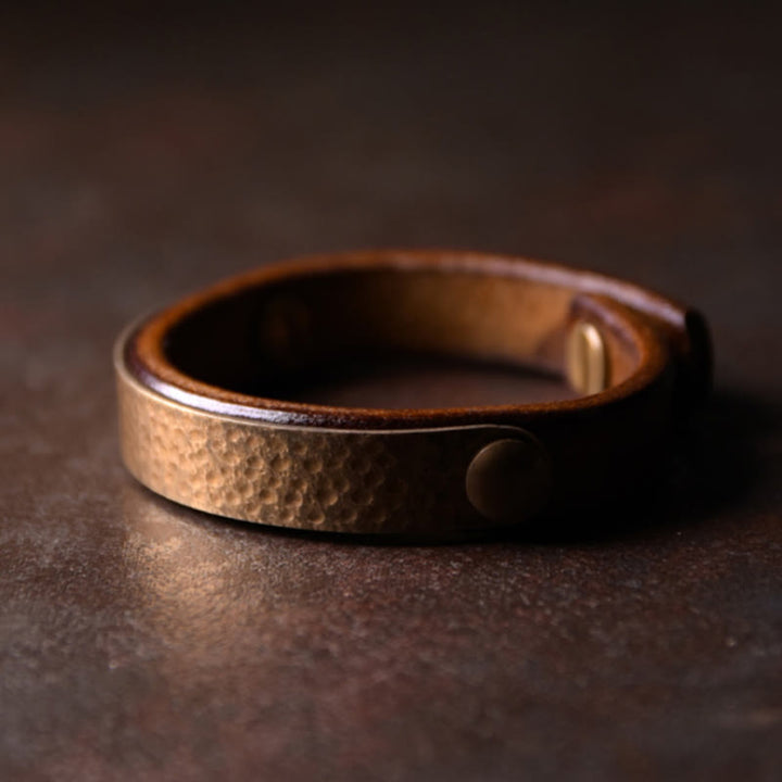 Braccialetto di ricchezza in pelle di ottone di rame con texture fatta a mano vintage Buddha Stones