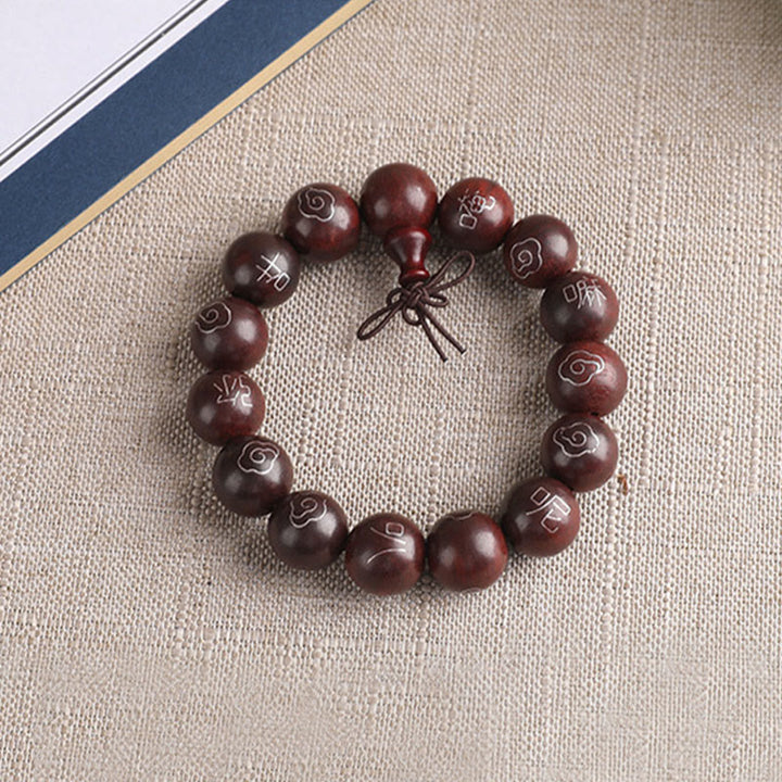 Braccialetto di protezione con piccole foglie di sandalo rosso intarsiate in argento sterling 925 Buddha Stones carattere Om Mani Padme Hum e nuvole di buon auspicio
