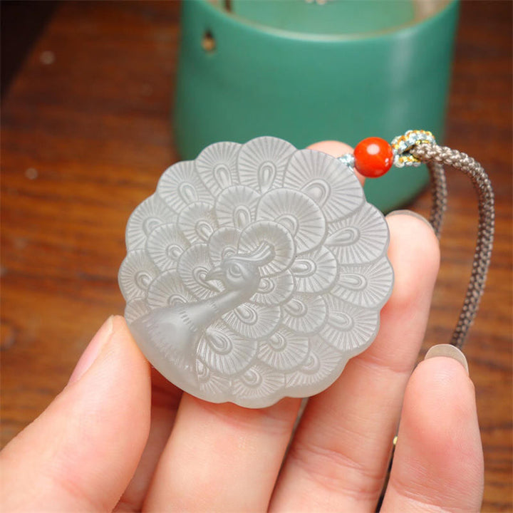 Collana con ciondolo di benedizione e protezione del pavone in giada bianca