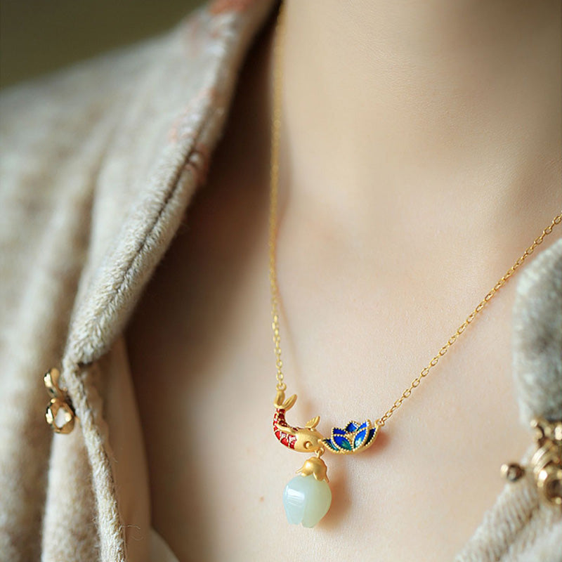 Collana con ciondolo di protezione in argento sterling 925 con pesce koi in giada bianca e Buddha Stones - image 4