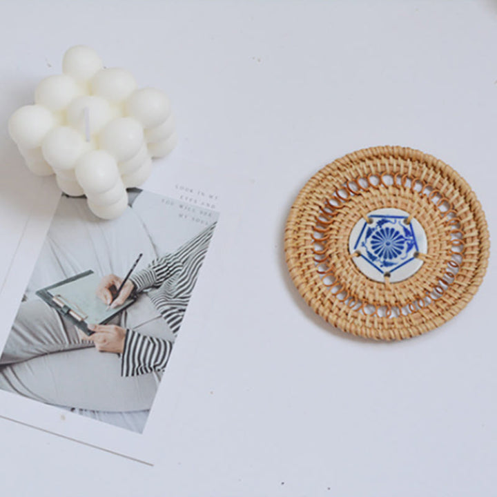 Sottobicchiere per tazza da tè in rattan con motivo floreale in ceramica