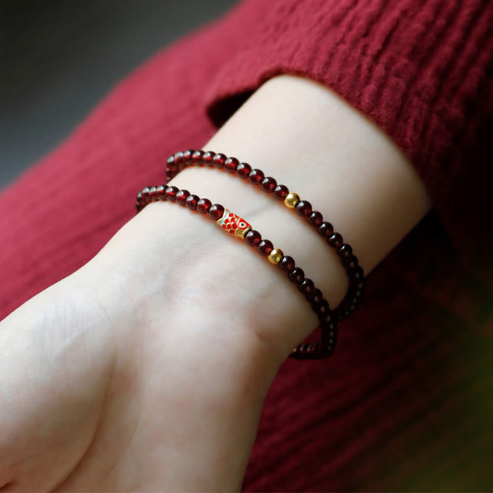 Braccialetto di protezione in granato naturale con pesce koi in oro 999 Buddha Stones