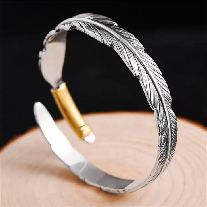 Braccialetto con polsino della fortuna inciso con motivo a piume Buddha Stones