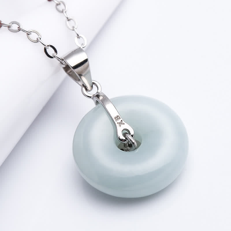 Collana con ciondolo portafortuna in giada con fibbia della pace in argento sterling 925 Buddha Stones