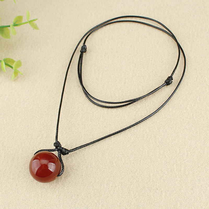Collana con ciondolo in corda di pelle con perline di agata rossa e Buddha Stones
