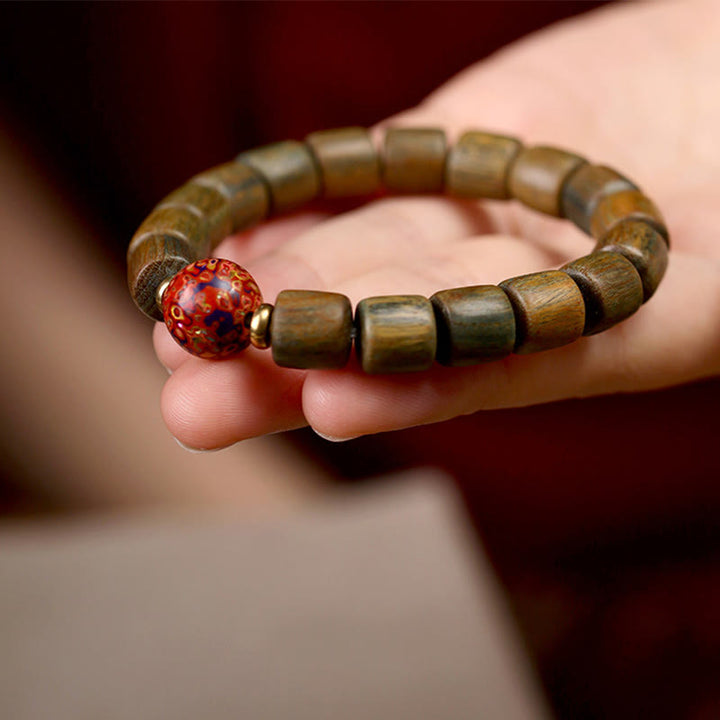 Braccialetto della pace con perline di lacca di sandalo rosso e piccole foglie di sandalo verde naturale Buddha Stones