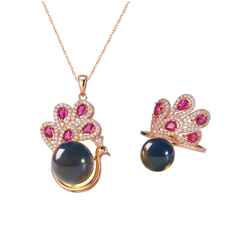 Collana con ciondolo e anello in ambra con pavone e amore e fortuna