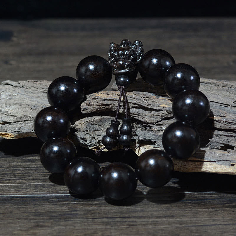 Braccialetto di protezione intagliato a forma di drago con piccole foglie di sandalo rosso, in palissandro e sandalo verde Buddha Stones