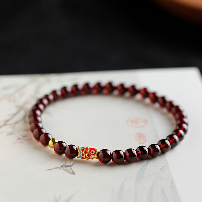 Braccialetto di protezione in granato naturale con pesce koi in oro 999 Buddha Stones - Koi da 5 mm color granata e oro - 17 cm - image 0