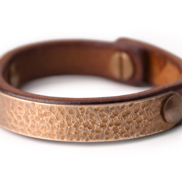 Braccialetto di ricchezza in pelle di ottone di rame con texture fatta a mano vintage Buddha Stones