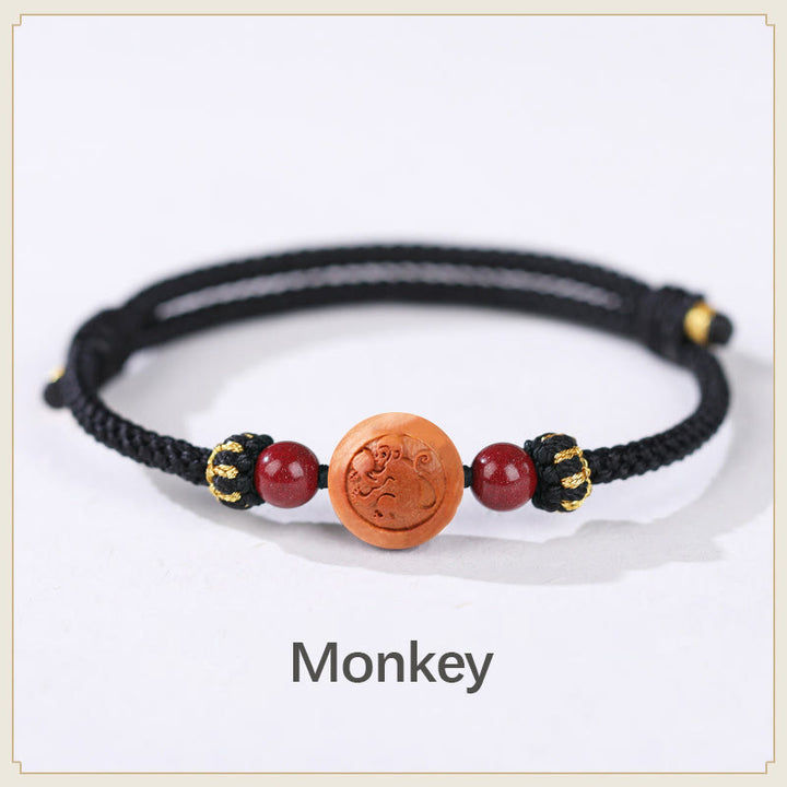 Braccialetto della ricchezza in cinabro intagliato con carattere dello zodiaco cinese Fu in legno di pesca naturale Buddha Stones