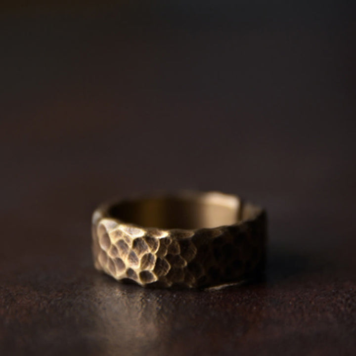 Anello portafortuna in ottone e rame con motivo a rilievo tibetano