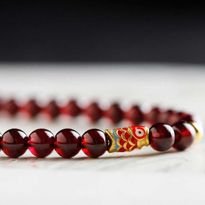 Braccialetto di protezione in granato naturale con pesce koi in oro 999 Buddha Stones
