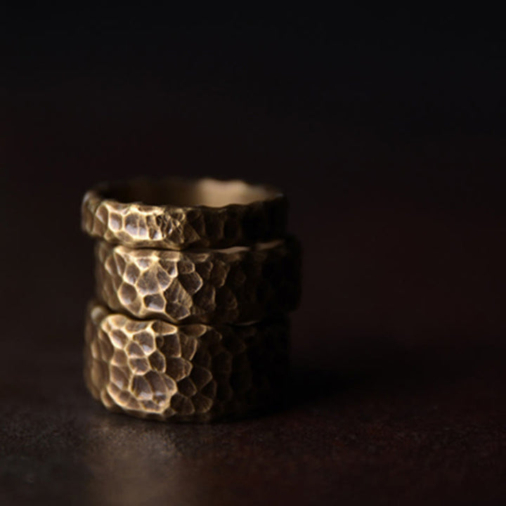 Anello portafortuna in ottone e rame con motivo a rilievo tibetano