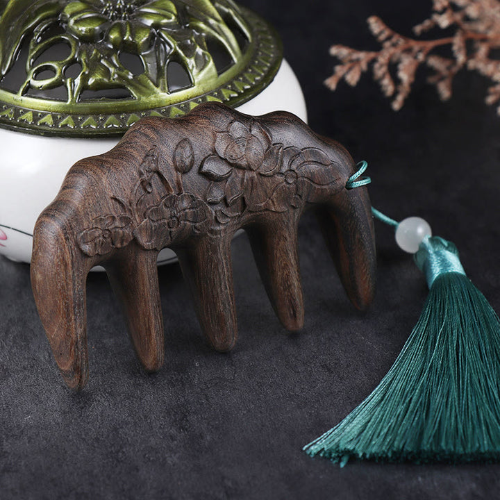 Pettine con nappa lenitiva inciso con fiori di prugna, fiori di loto e pesce koi in legno di sandalo verde