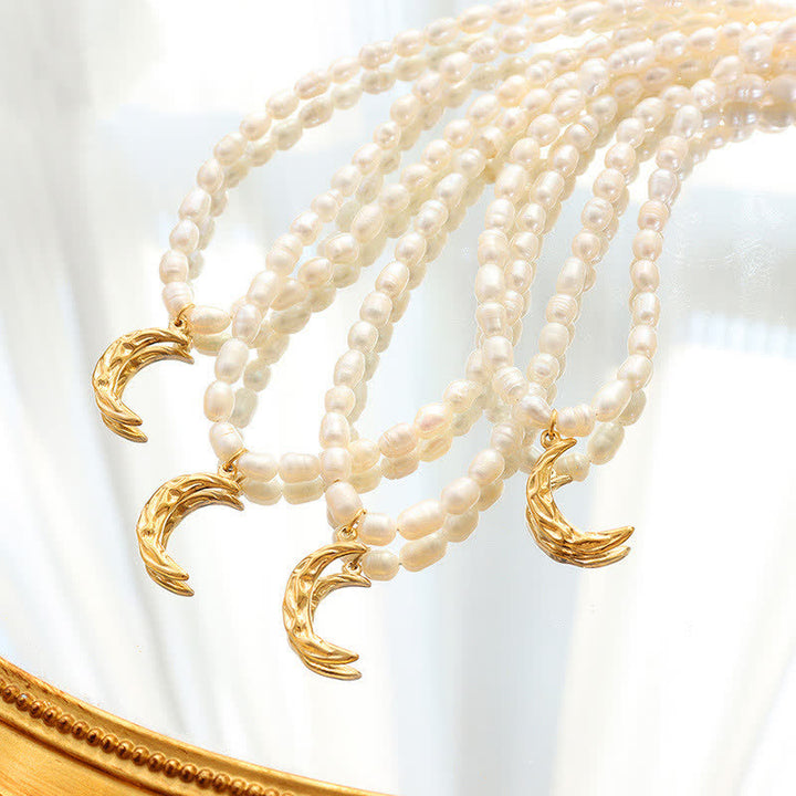 Collana con ciondolo a forma di mezzaluna in perle e luna calma
