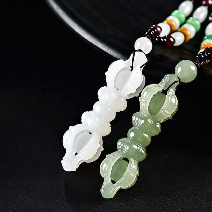 Collana con ciondolo di successo inciso Dorje Vajra in giada ciano naturale tibetana e giada bianca