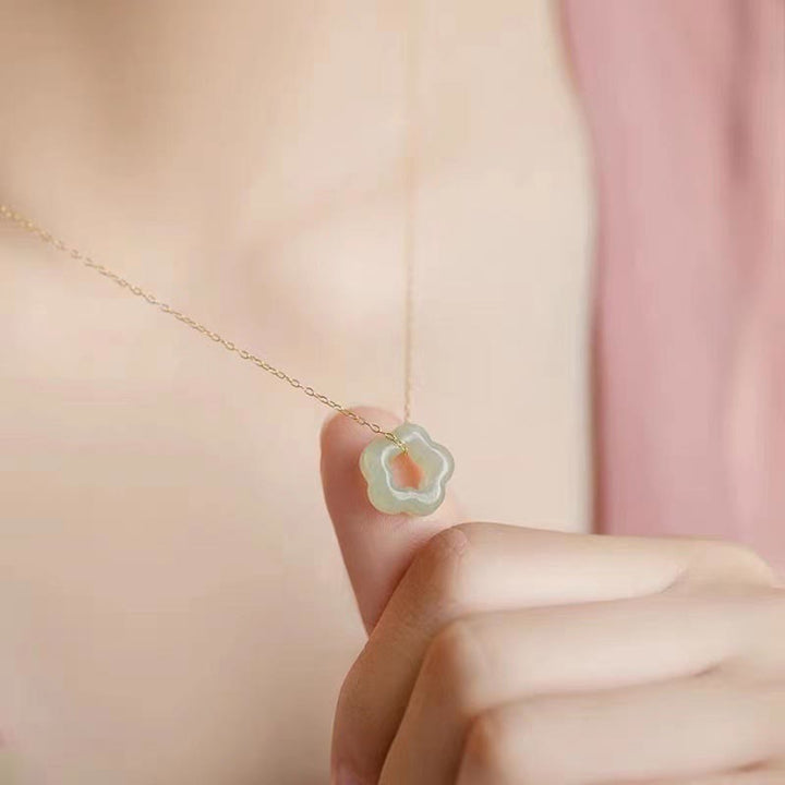 Collana con ciondolo con ciondolo floreale in giada ciano Buddha Stones , delicata giada Hetian
