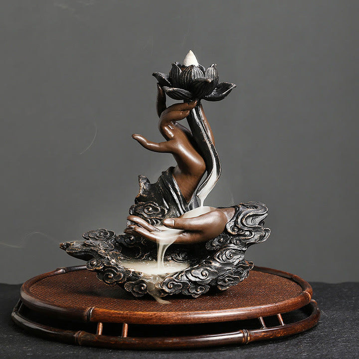Buddha Stones Loto Mano di Buddha Nuvole di Buon Auspicio Modello Meditazione Resina Bruciatore di Incenso a Riflusso