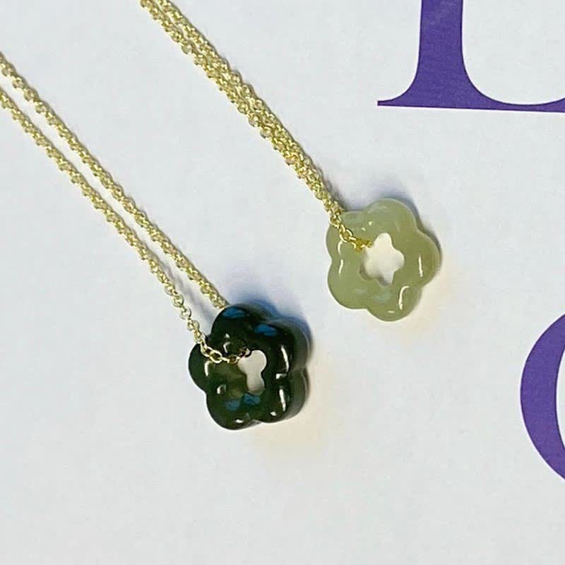 Collana con ciondolo con ciondolo floreale in giada ciano Buddha Stones , delicata giada Hetian