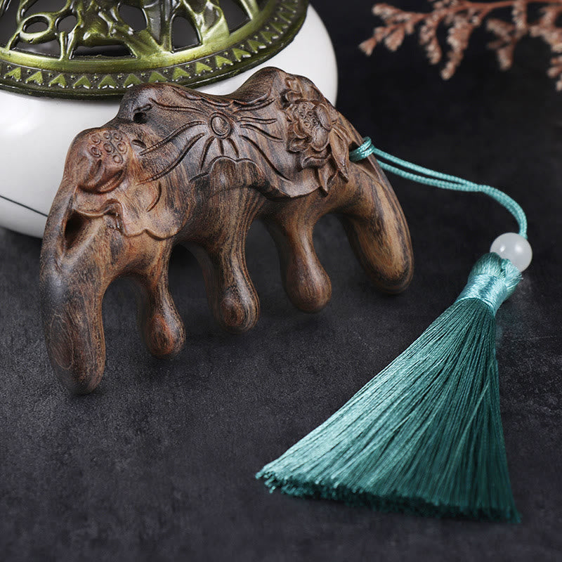 Pettine con nappa lenitiva inciso con fiori di prugna, fiori di loto e pesce koi in legno di sandalo verde