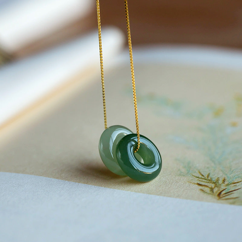 Collana Buddha Stones in giada rotonda naturale con fibbia della pace, fortuna e abbondanza