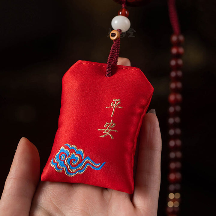 Buddha Stones tibetane piccole foglie di sandalo rosso loto cinabro bustina protezione nappa auto decorazione appesa