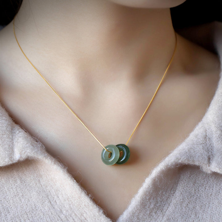 Collana Buddha Stones in giada rotonda naturale con fibbia della pace, fortuna e abbondanza