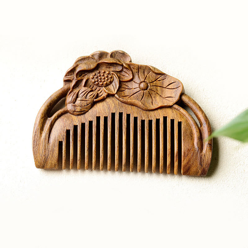 Pettine lenitivo inciso con foglia di fiore di loto in legno di sandalo verde naturale