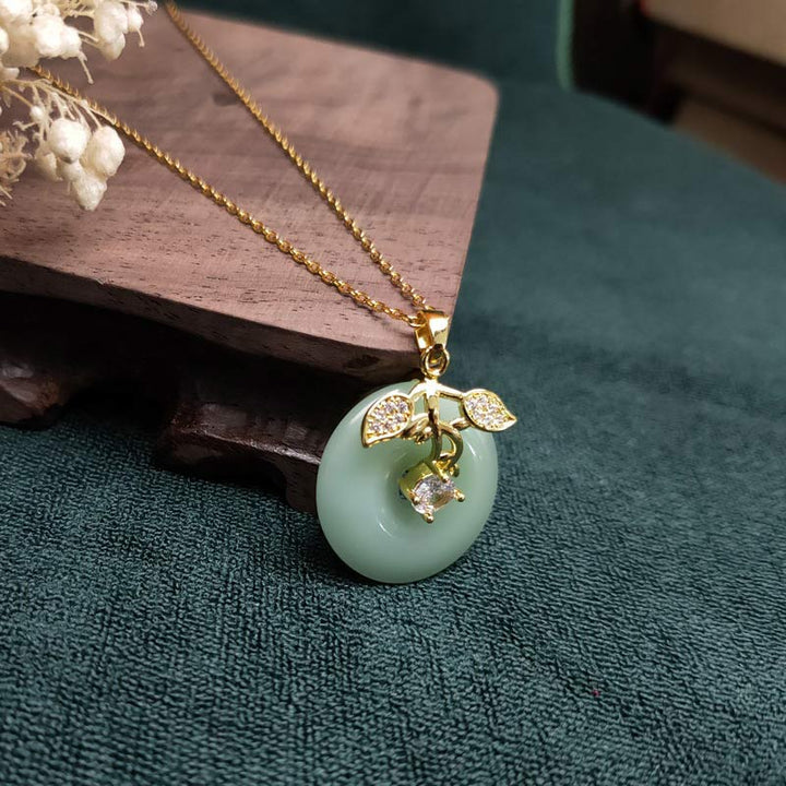 Collana con ciondolo a forma di foglia di giada rotonda con Buddha Stones e fortuna