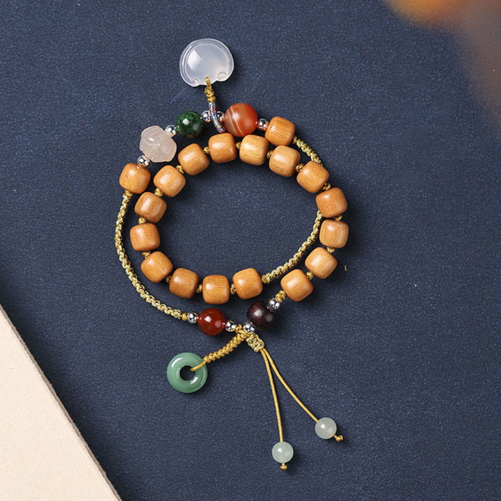 Braccialetto a doppio giro rilassante con fibbia della pace, ciondolo in legno di sandalo verde e calcedonio Buddha Stones