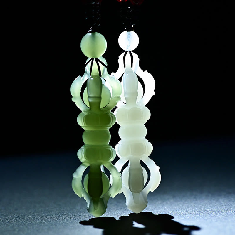 Collana con ciondolo di successo inciso Dorje Vajra in giada ciano naturale tibetana e giada bianca