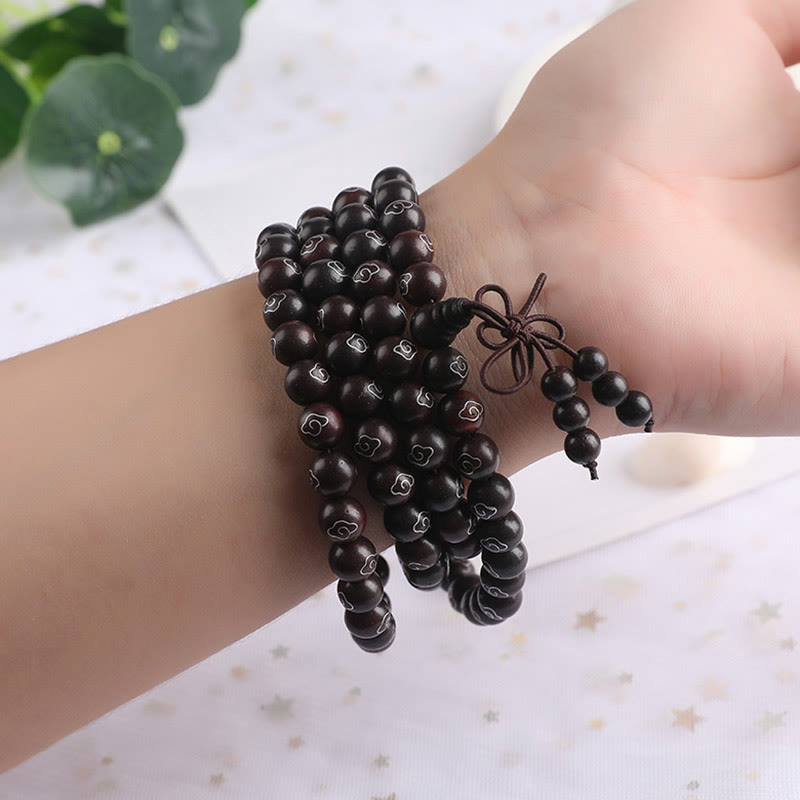Braccialetto di protezione con piccole foglie di sandalo rosso intarsiate in argento sterling 925 Buddha Stones carattere Om Mani Padme Hum e nuvole di buon auspicio