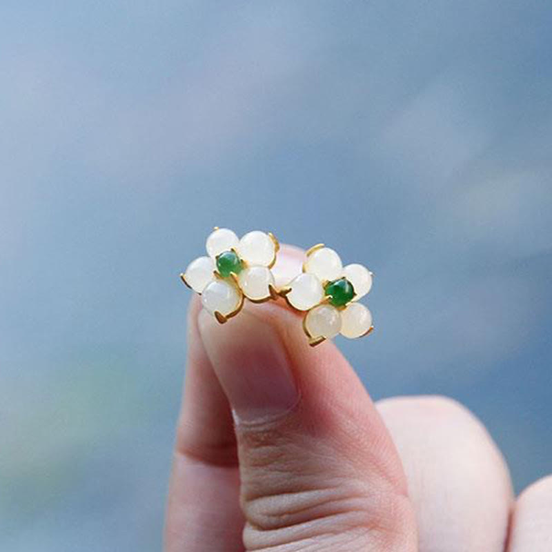 Orecchini a bottone con fiore di giada bianca Buddha Stones, portafortuna e benedizione
