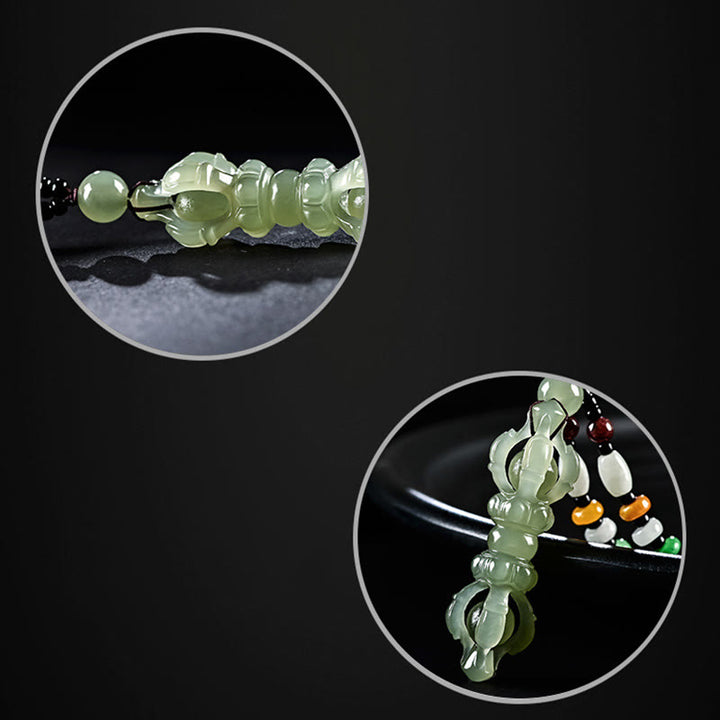 Collana con ciondolo di successo inciso Dorje Vajra in giada ciano naturale tibetana e giada bianca