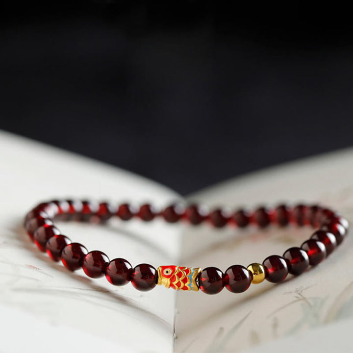 Braccialetto di protezione in granato naturale con pesce koi in oro 999 Buddha Stones
