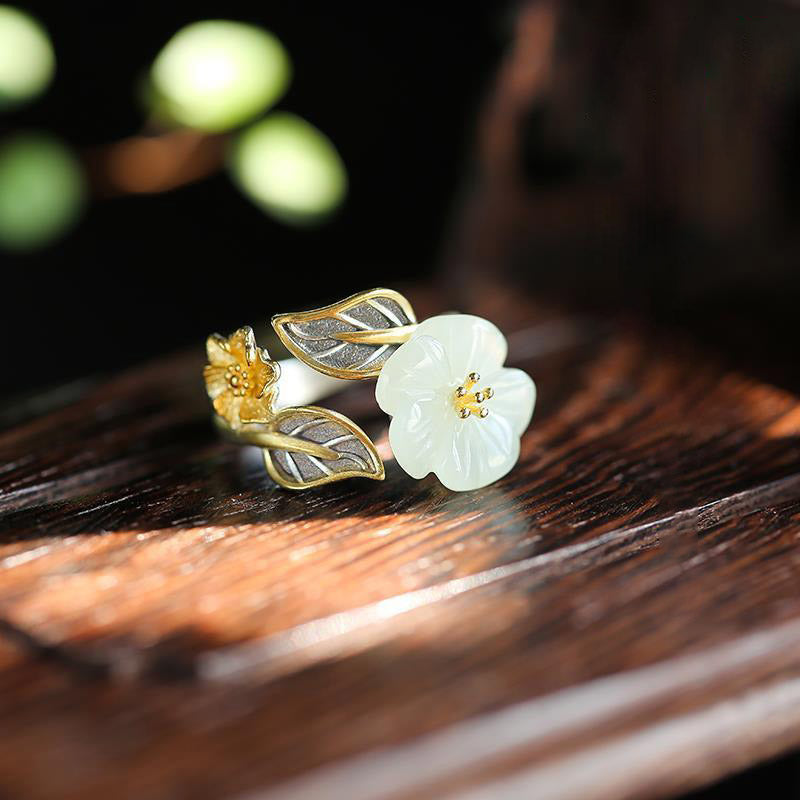 Anello portafortuna con fiore di prugna in giada bianca e rame placcato argento 925 Buddha Stones