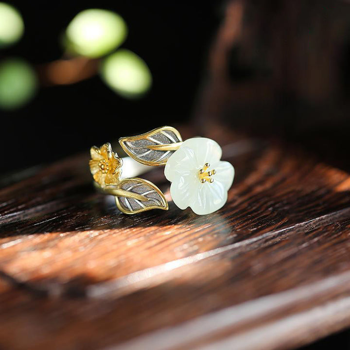 Anello portafortuna con fiore di prugna in giada bianca e rame placcato argento 925 Buddha Stones