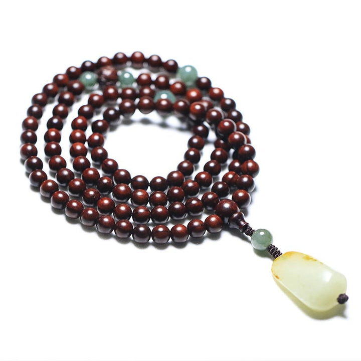 Braccialetto di meditazione Mala in giada di sandalo rosso con piccole foglie tibetane di Buddha Stones