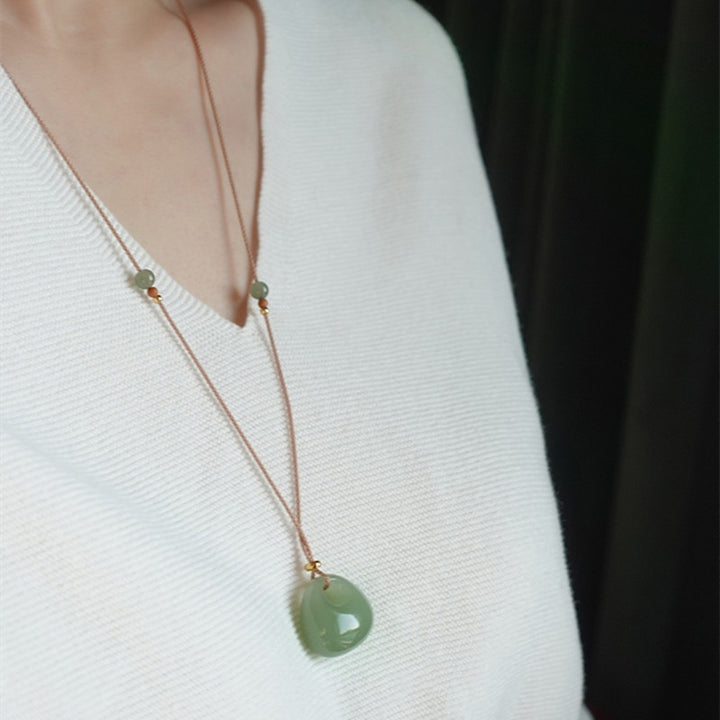 Collana con ciondolo Buddha Stones Natural Jade Luck Prosperity (colore casuale)