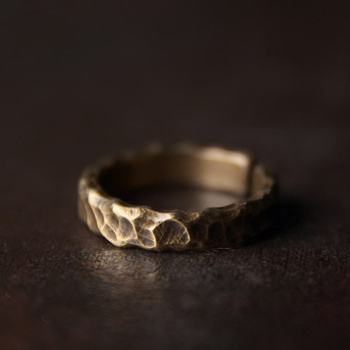 Anello portafortuna in ottone e rame con motivo a rilievo tibetano