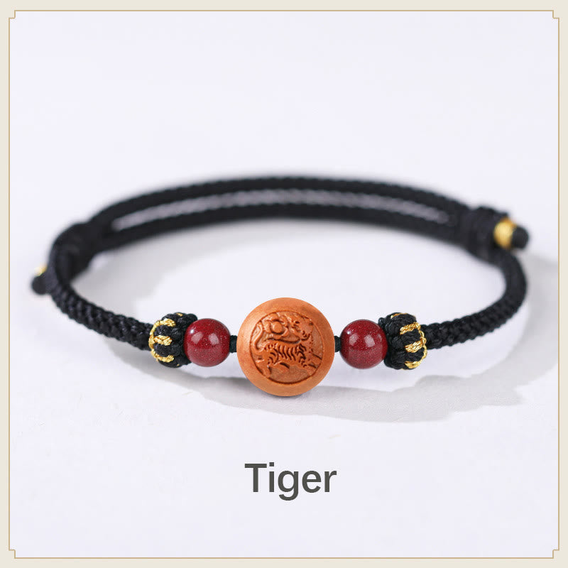 Braccialetto della ricchezza in cinabro intagliato con carattere dello zodiaco cinese Fu in legno di pesca naturale Buddha Stones