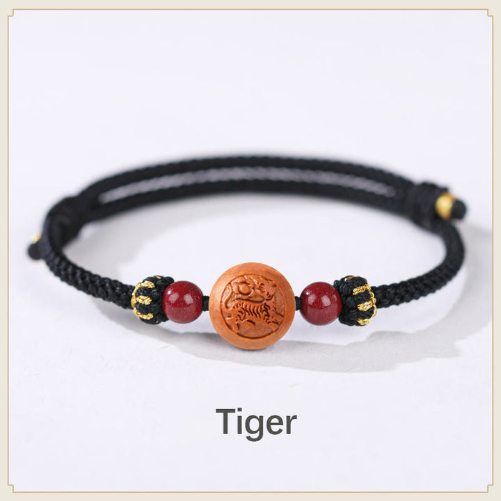 Braccialetto della ricchezza in cinabro intagliato con carattere dello zodiaco cinese Fu in legno di pesca naturale Buddha Stones