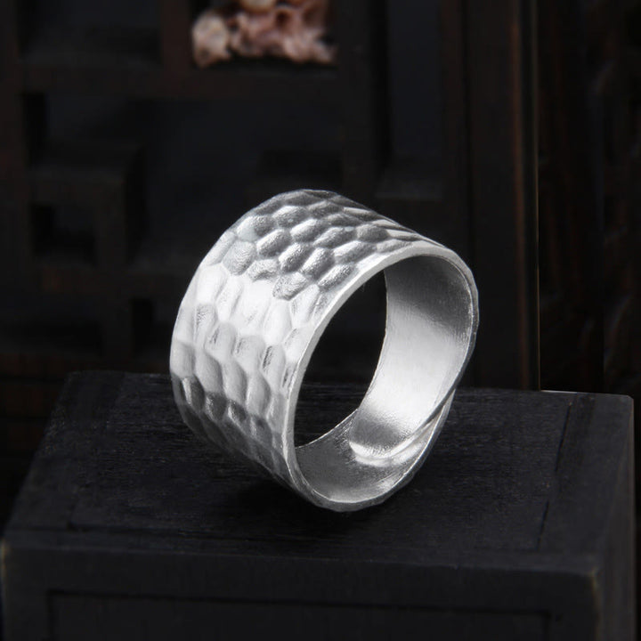 Anello con motivo martellato rustico fatto a mano in argento sterling 990 tibetano Buddha Stones