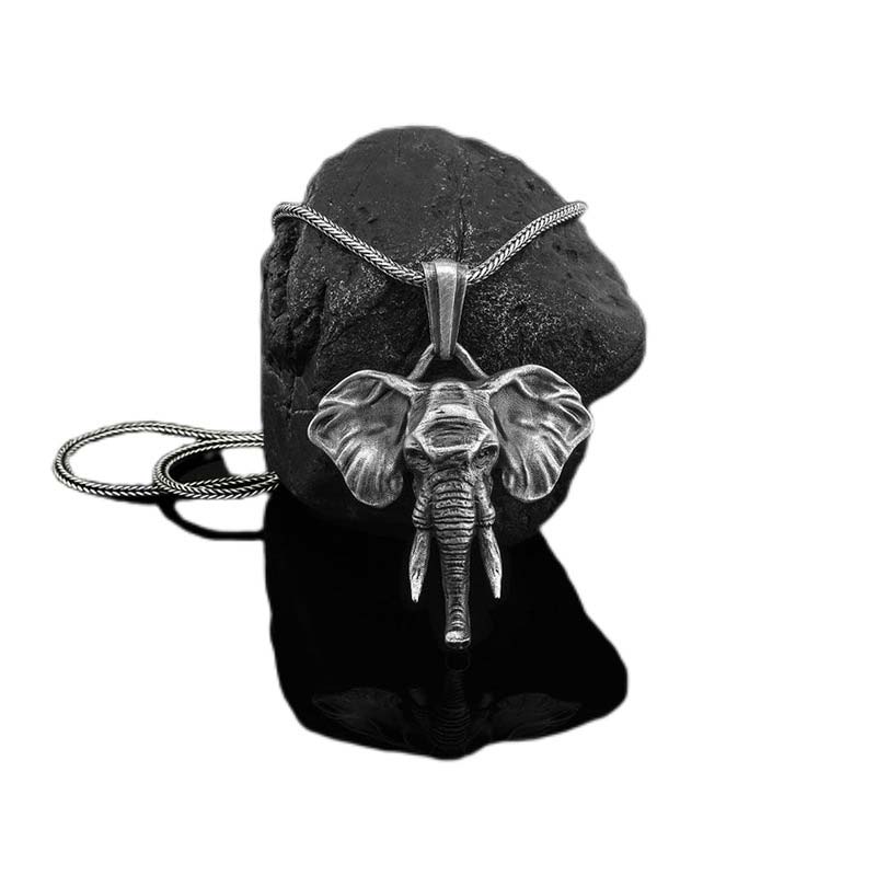 Collana con ciondolo in acciaio al titanio e peltro con elefante e forza