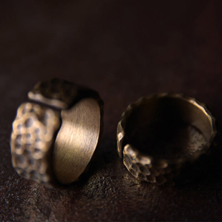 Anello portafortuna in ottone e rame con motivo a rilievo tibetano
