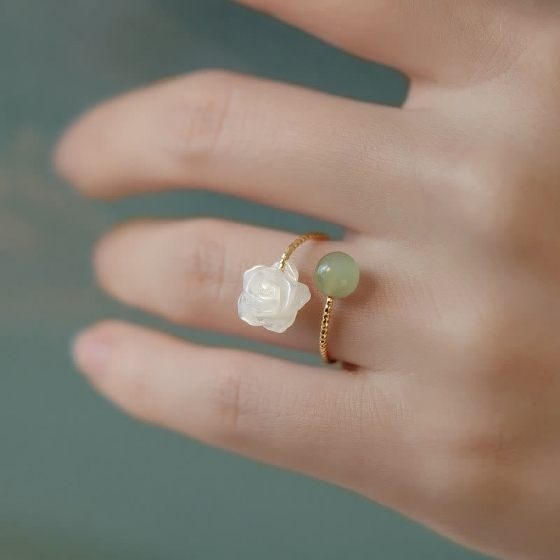 Anello di benedizione con perline di giada e fiore di rosa in pietra tridacna placcata in oro 14K Buddha Stones