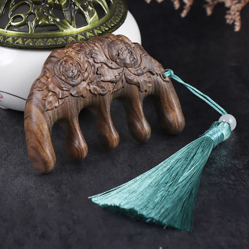 Pettine con nappa lenitiva inciso con fiori di prugna, fiori di loto e pesce koi in legno di sandalo verde